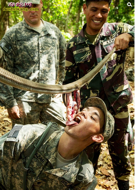 美军大兵赴菲律宾军演 体验喝蛇血