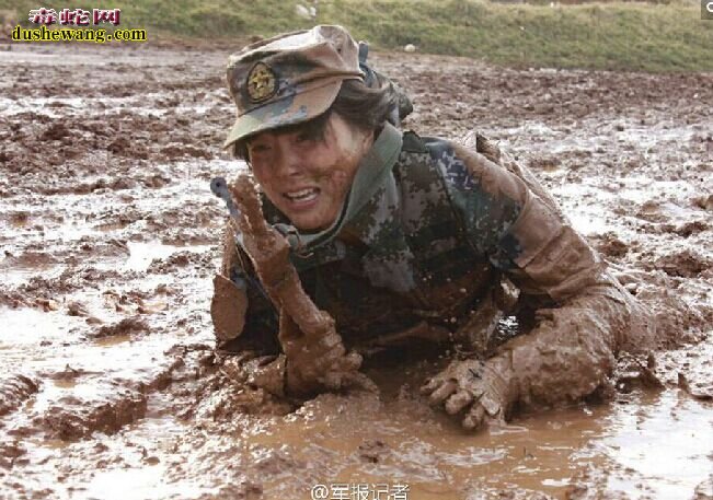 解放军女特种兵残酷训练曝光:蛇群中取枪