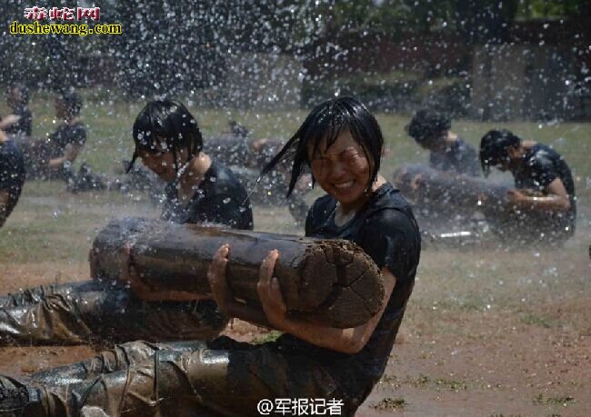 解放军女特种兵残酷训练曝光:蛇群中取枪