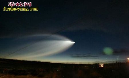 我国各地网友目击不明飞行物UFO 轨迹似蛇