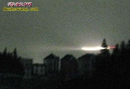我国各地网友目击不明飞行物UFO 轨迹似蛇