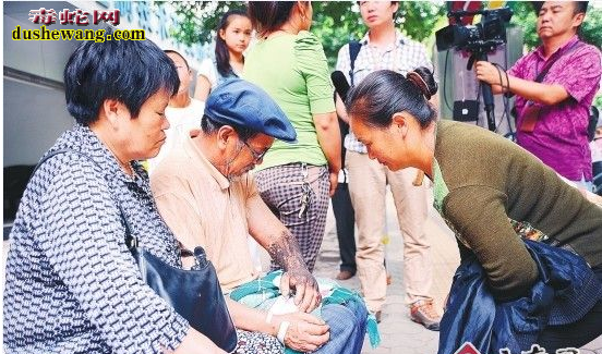 江都老人田地施肥被毒蛇咬伤 病情严重被要求转院治疗