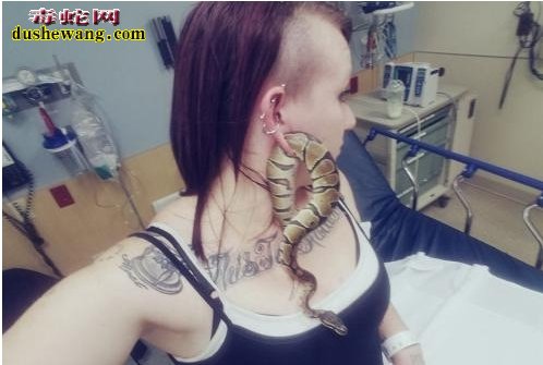 搞事妹：美国女子玩宠物蛇钻耳孔卡主 医生手术取出！