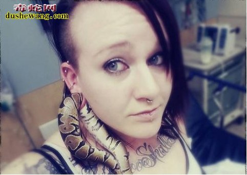搞事妹：美国女子玩宠物蛇钻耳孔卡主 医生手术取出！