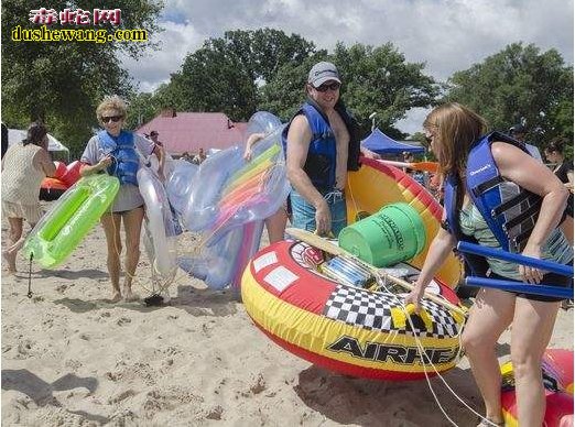 美国人玩漂流被风吹到加拿大
