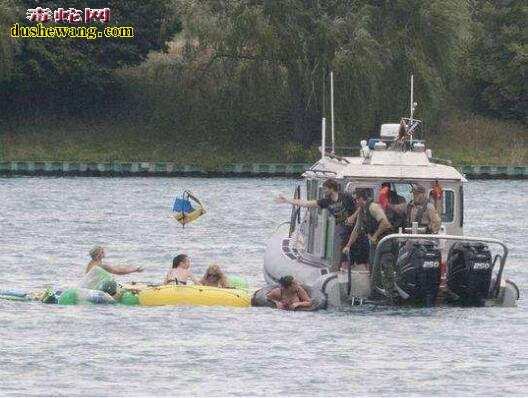 美国人玩漂流被风吹到加拿大