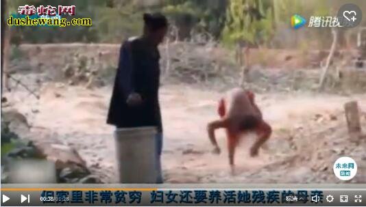 15岁男孩被遗弃与狗长大 走路四肢着地像狗行走!