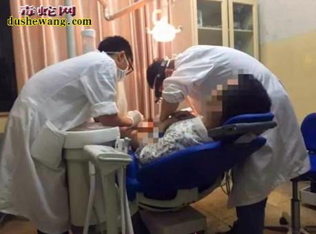 男子下体被扳手套住17小时