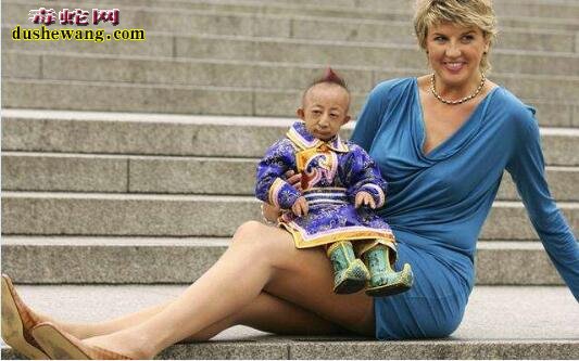 盘点世界上最奇特的9个女子 看最大胸部、臀部有多大?