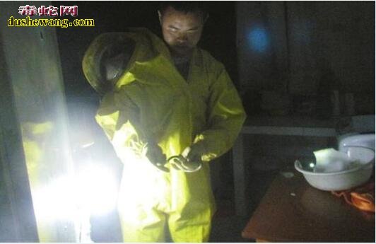 荆门市民毒蛇藏床下 吓得一夜没回家!