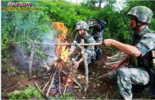 舌尖上的特种兵:吃蛇肉,饮蛇血胆小勿看