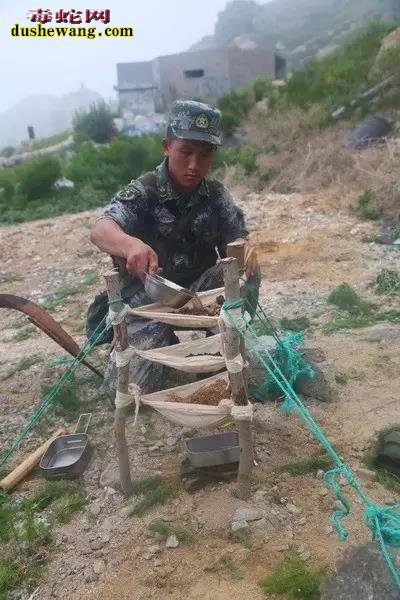 舌尖上的特种兵:吃蛇肉,饮蛇血胆小勿看