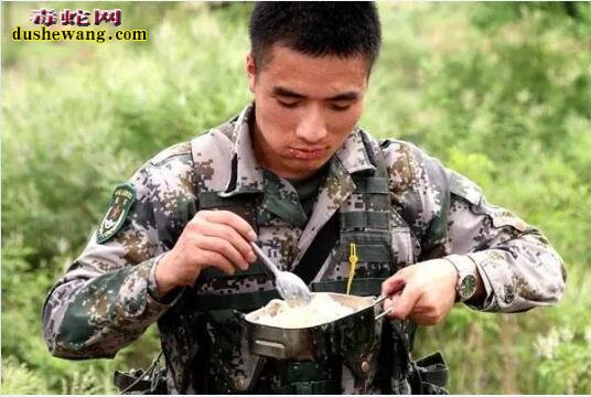 舌尖上的特种兵:吃蛇肉,饮蛇血胆小勿看
