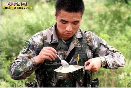 舌尖上的特种兵：吃蛇肉，饮蛇血胆小勿看