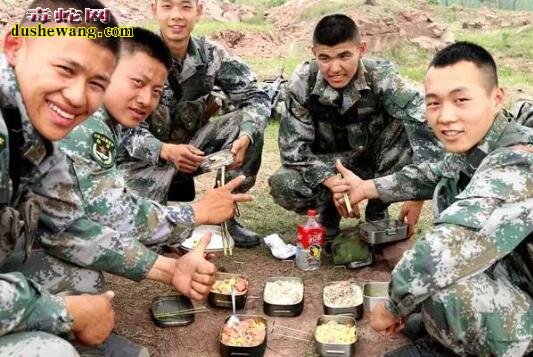 舌尖上的特种兵:吃蛇肉,饮蛇血胆小勿看