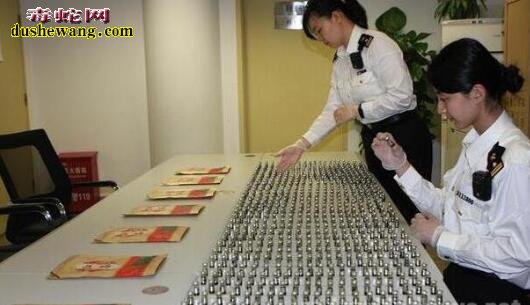 厦门口岸关口:查处泡面桶藏毒蛇