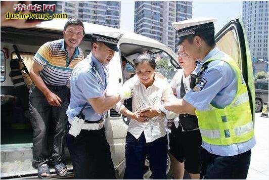 深圳高速一妇女被蛇咬伤 交警帮助快速送到医院急救