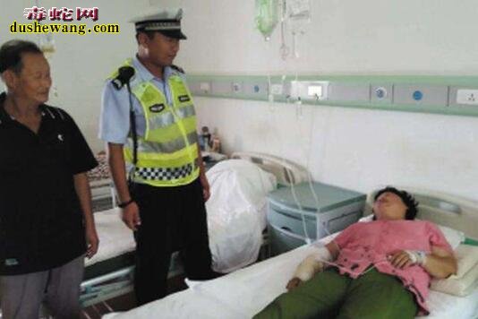 深圳高速一妇女被蛇咬伤 交警帮助快速送到医院急救