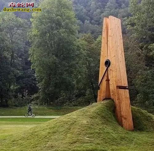这条拉链要用在巨人的衣服上。