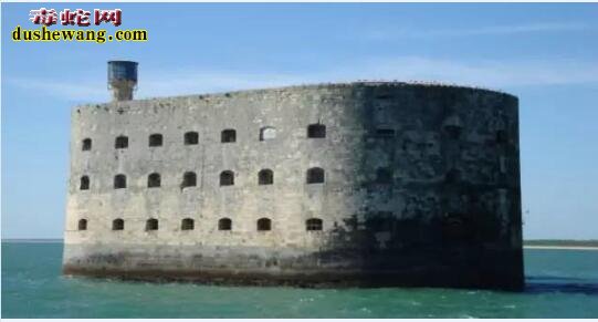 海中“鬼城”:废弃无人古堡近两百年建成!