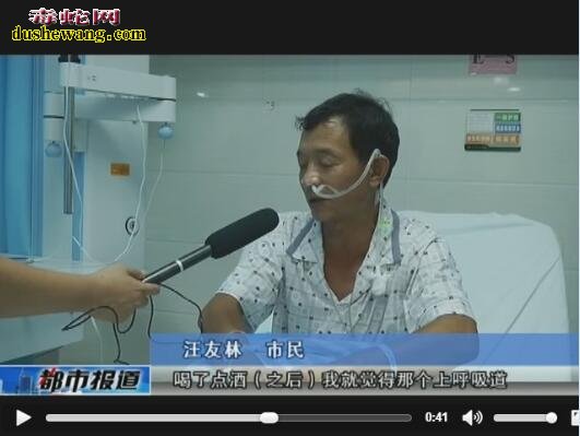 男子口咬银环蛇剥皮生中毒 厉害了我的哥!