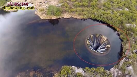 神秘地球破洞:葡萄牙一风景区湖面现黑洞 湖水不断融入!