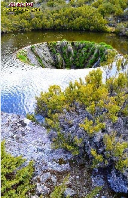 神秘地球破洞:葡萄牙一风景区湖面现黑洞 湖水不断融入!