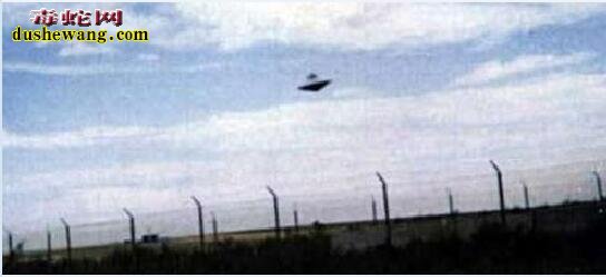 UFO骤降我国某沙漠机场