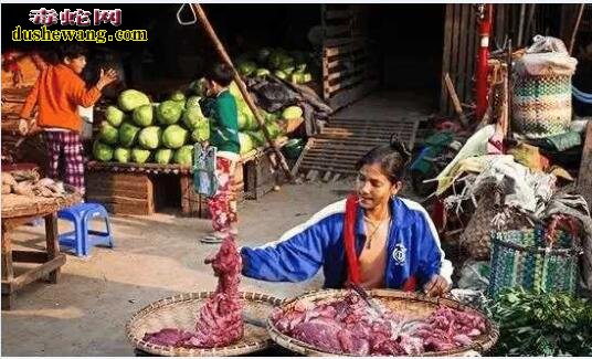 都说广东人啥都敢吃？看看中缅边境菜市场“大补”
