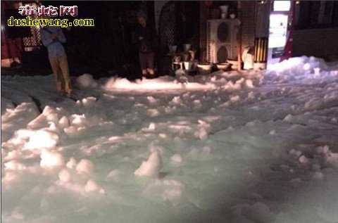 地震后地上出现神秘"白毛" 原来小时候的故事是真的!