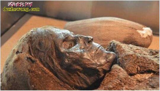 楼兰古国太阳墓内发现3800年前七星巨棺