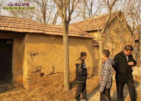 与死人争地！男子发财回家盖楼房 不听老人言全家丧命！