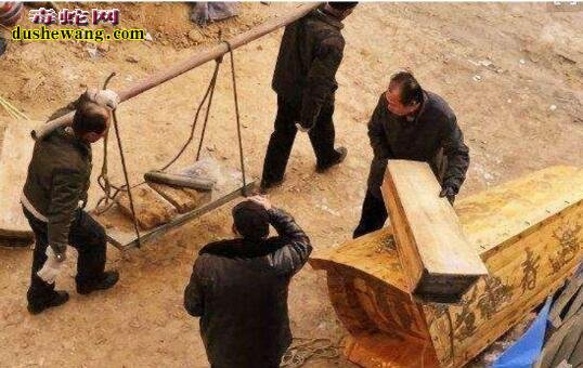 与死人争地！男子发财回家盖楼房 不听老人言全家丧命！
