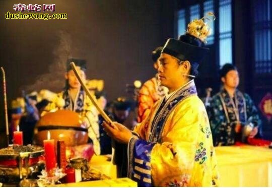 与死人争地！男子发财回家盖楼房 不听老人言全家丧命！
