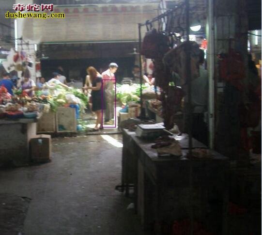 中元节男子逛市场拍到诡异图片