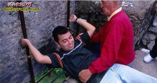 世界上最脏的石头!每年被40万人亲吻!包括克林顿和奥巴马