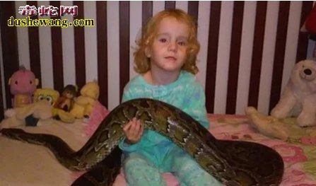 妈妈把孩子交给蛇友爷爷 结果看到这样一幕!