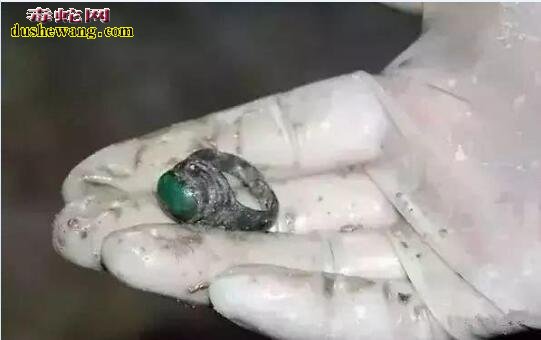 建筑工地发现一具700多年古尸，手上的翡翠戒指无法估价！