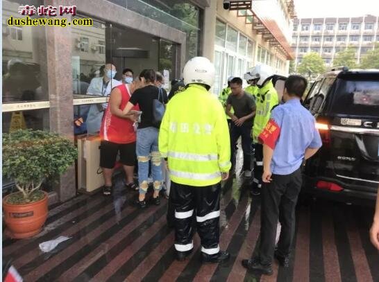 深圳男子被毒蛇咬伤!遇上早高峰,警车开路救人!