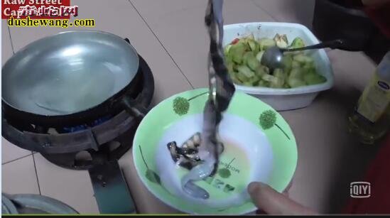 海蛇肉:来看看越南美食海蛇肉卷是怎么做的【带视频】