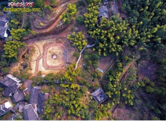“中国第一奇村”诸葛八卦村:诸葛亮的后裔隐居地,600多年无人敢踏入!
