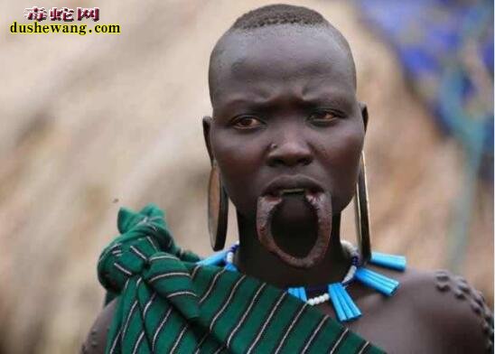 揭秘：“非洲唇盘族”摩尔西族！嘴巴装饰盘子、以唇部畸形为美！