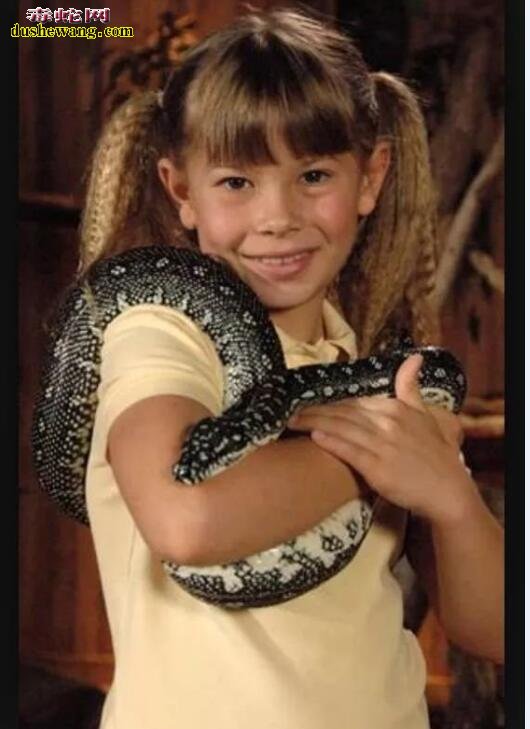 澳洲丛林女孩2岁与蛇共眠、骑鳄鱼亲老虎！誓为野生动物奉献一生！
