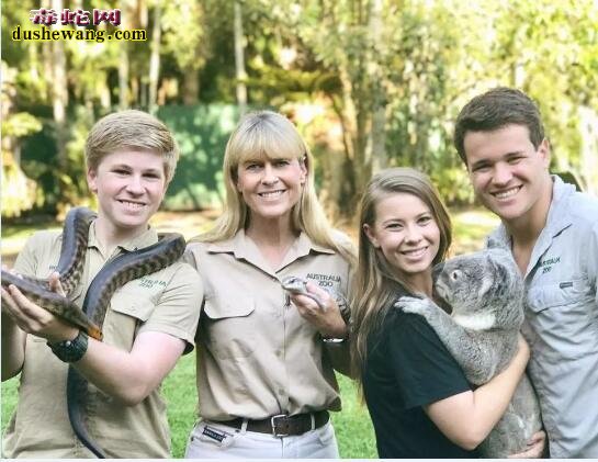 澳洲丛林女孩2岁与蛇共眠、骑鳄鱼亲老虎！誓为野生动物奉献一生！