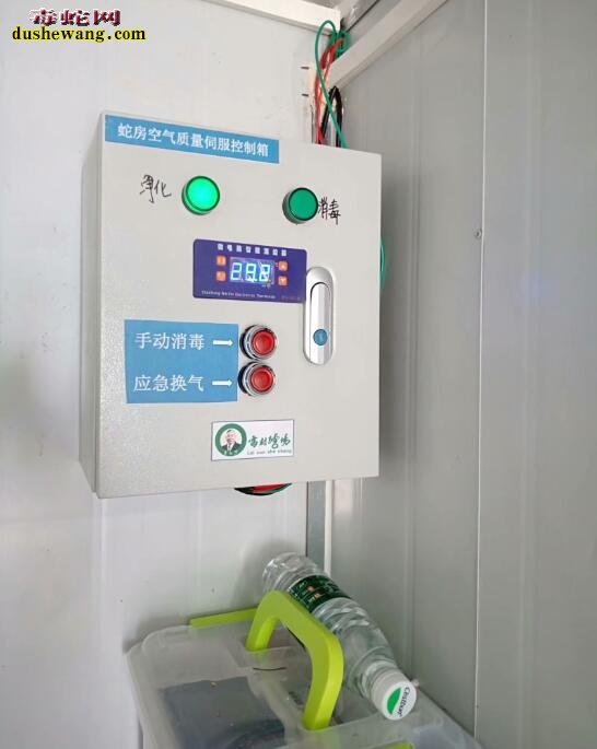 雷村蛇场黄老师到平南合作养蛇基地指导按照蛇房空气质量控制系统！