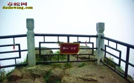 峨眉山金顶舍身崖灵异事件!崖下枯骨成堆!从古至今跳崖人不断!