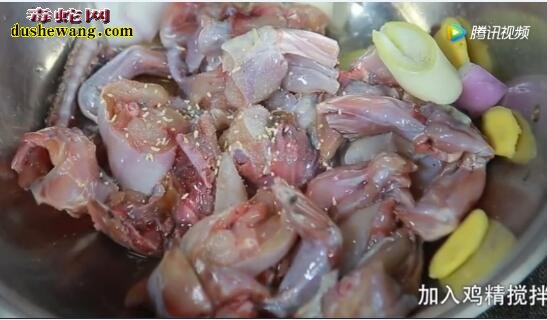 干锅牛蛙做法:手把手教你怎么做干锅牛蛙肉