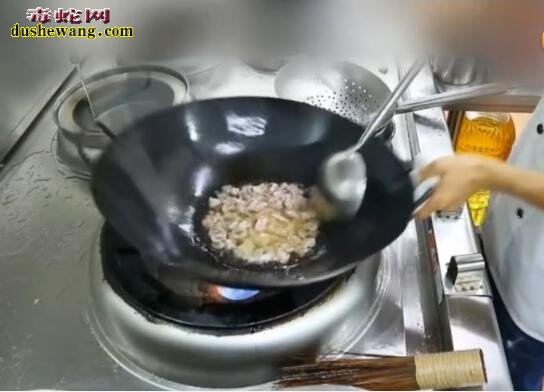 泡椒牛蛙做法:大厨教你怎么在家做美味泡椒牛蛙
