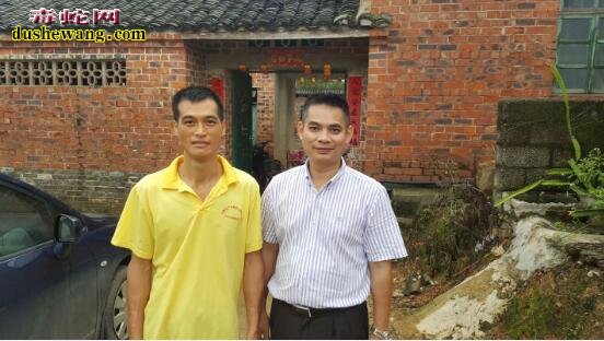 雷村蛇场黄总回访南宁市江南区吴圩镇学员 陆教练是雷村蛇场453期培训班学员,这几天秋雨绵绵凉风袭面,因为担心加温系统不正常,黄老师决定冒雨回访。陆教练的蛇场只是完成了一小部分,入栏1000条蛇,蛇房建设中规中矩 ,小蛇长势良好,开口率高,食欲稳定,损耗极小。 此次回访发现加温系统接线有错误,虽然对蛇影响不大,但是增加耗电,黄老师一一对加温系统进行了纠正,终于放心的踏上归程。感谢陆教练的热情款待。