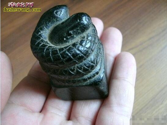蛇盘兔玉雕图片、蛇盘兔什么意思?